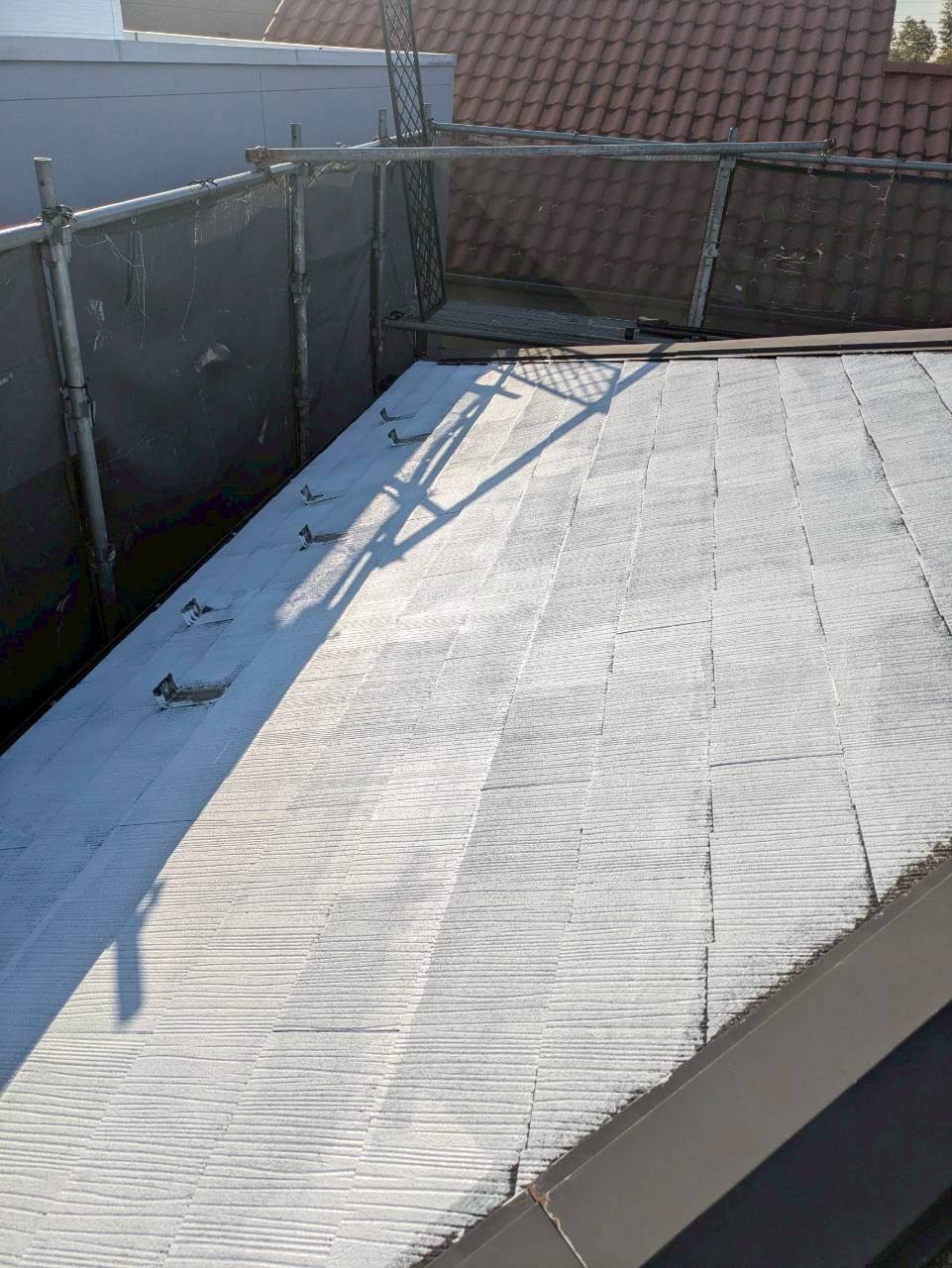 白い下塗り材を塗装したスレート屋根